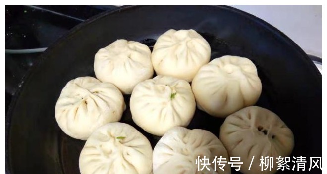 松软|表皮松软底部酥脆的水煎包，在家也能轻松做，老人孩子都爱吃！