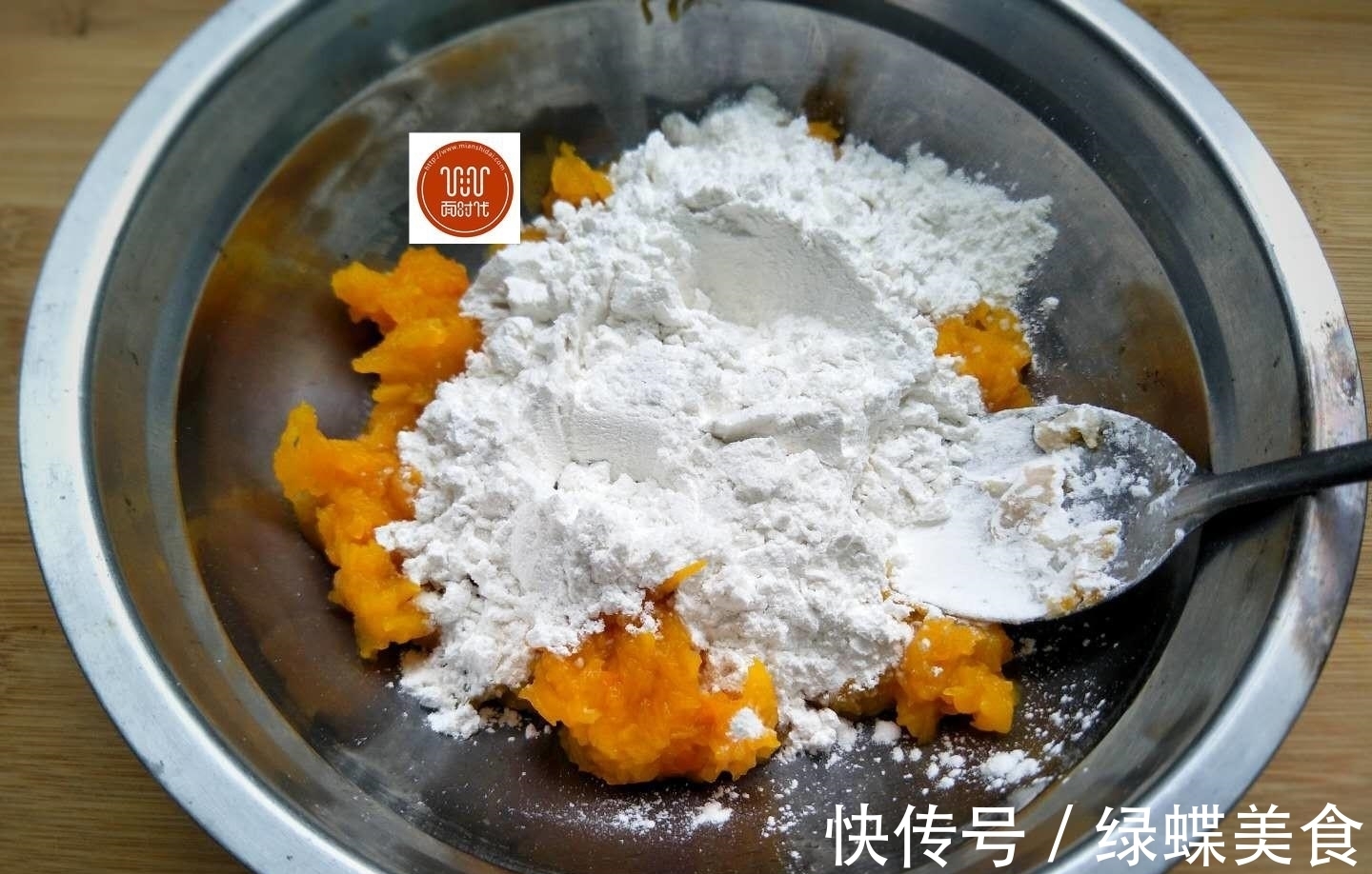 丸子|南瓜不要煮粥喝了，教你个新吃法，做出来比鸡米花都好吃！
