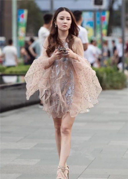 时尚|街拍高挑美女穿时尚套装短裤,秀出大长腿,戴着墨镜气场十足