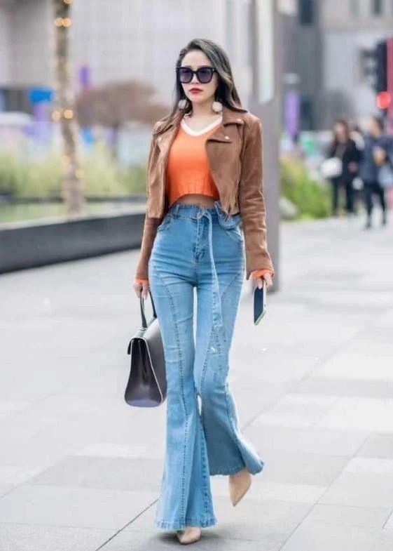 街拍:身材高挑的美女,一条蓝色的连衣裙,青春活力气质