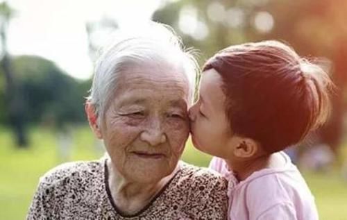 爸爸妈妈|在孩子的心中,奶奶和姥姥到底有什么区别?3个孩子真实的回答