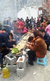 |搞笑GIF趣图哥们,马上都追上来了,你赶紧跑吧!