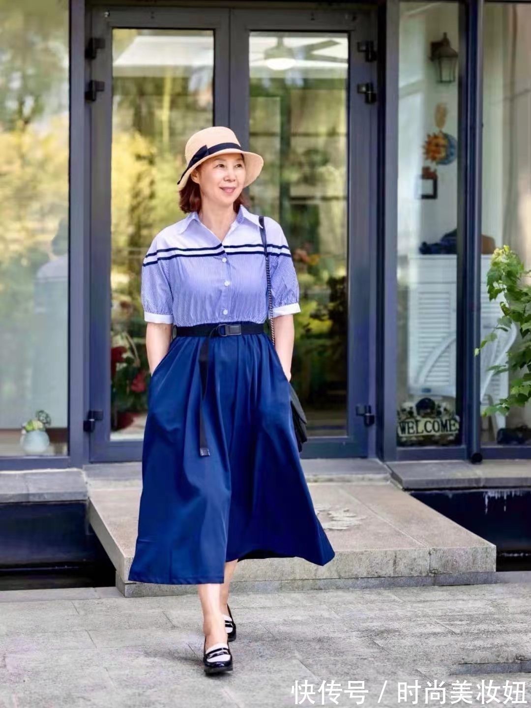 撞色 上年纪的女人不要千篇一律,学会“撞色”搭配,65岁照样美得惊艳