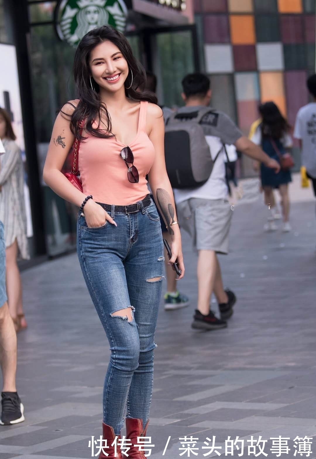 街拍吊带背心+破洞牛仔裤，走上街头做个潮味十足酷girl