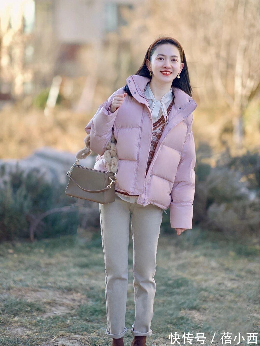 女生 “短羽绒服”才是小个子女生的冬日必备,配半身裙、裤子高级时髦
