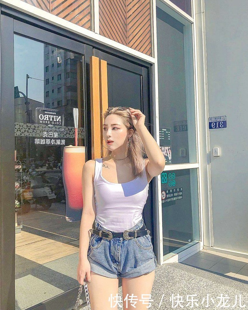 白皙稚嫩的瓜子脸,双眼迷媚有神,灿烂的笑容将人深深吸引