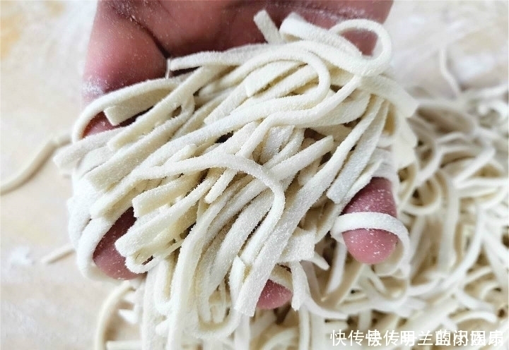 煮熟|做凉面,煮熟后万不可过凉大厨教你新做法,面条更筋道,有嚼劲