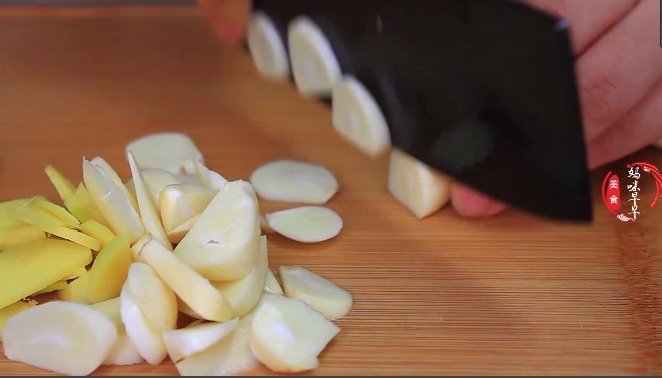 这是黄瓜最脆爽,入味的做法,老酒鬼们一盘菜,能喝半斤酒,过瘾