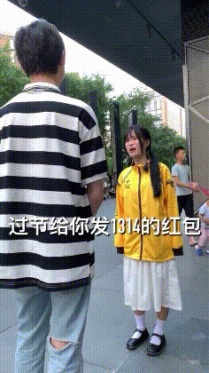 小姐姐 小姑娘这是专门给你量身定做的旗袍吧，看起来果然合适，哈哈！