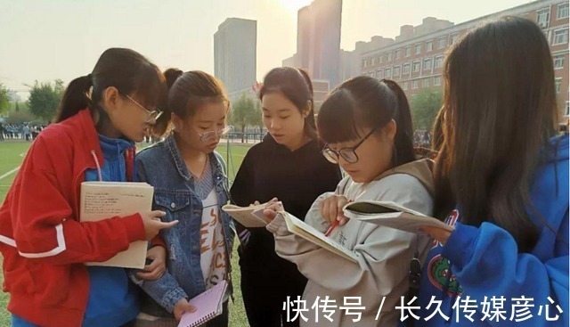 |登上光荣榜的学霸，座右铭如同段子手，家长疑惑：这也能成榜样？