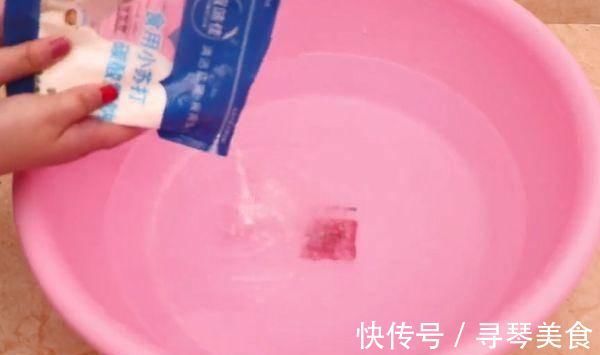 清水拖地和没拖一样脏，从保洁阿姨那偷学一招，地板光亮如新