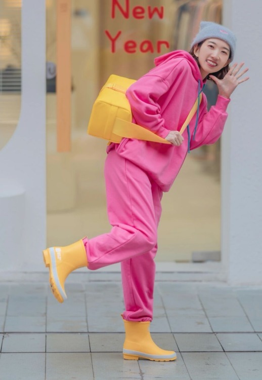 下半身 小个子穿卫衣竟然这么时髦!选择这几种流行色,活力十足还不挑人