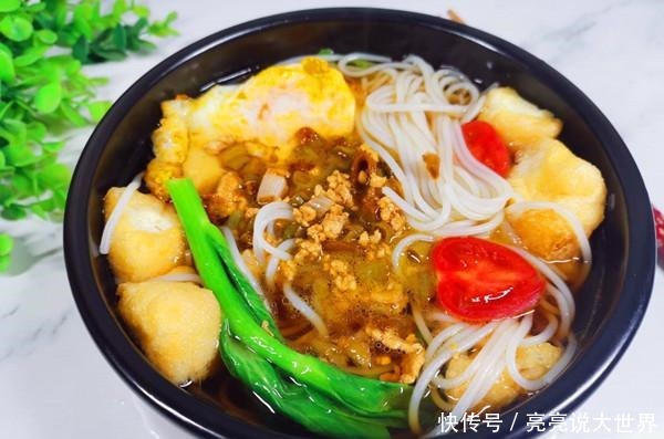  这道小吃作为早餐全家爱吃，食材丰富汤也鲜，表妹见了说能吃两碗