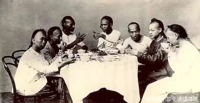 清末|清朝老照片：大臣们排队上朝，撑着花雨伞的格格真漂亮！