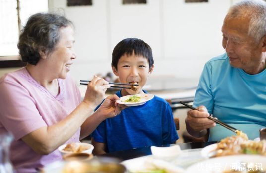 正餐|7岁男童身高145cm，儿科专家提醒：这4点许多家长可以学习