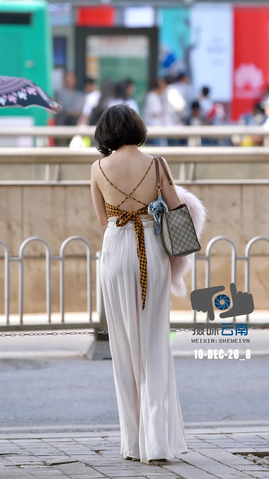 心计|街拍:美人心计之露背装,与阔腿裤阔步前行