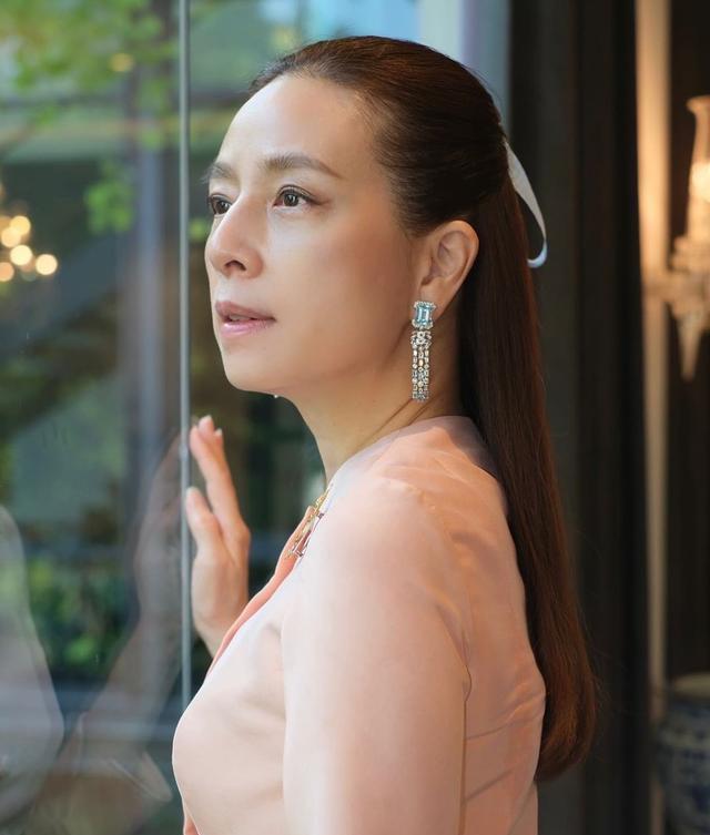 耳环 55岁“冻龄美人”伍伦盼, 戴流苏耳环仙气极了, 穿丝绸套装显贵气