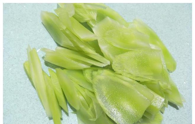 油锅|炒莴苣时,直接放油锅炒是外行,多加1步,莴苣清脆更好吃
