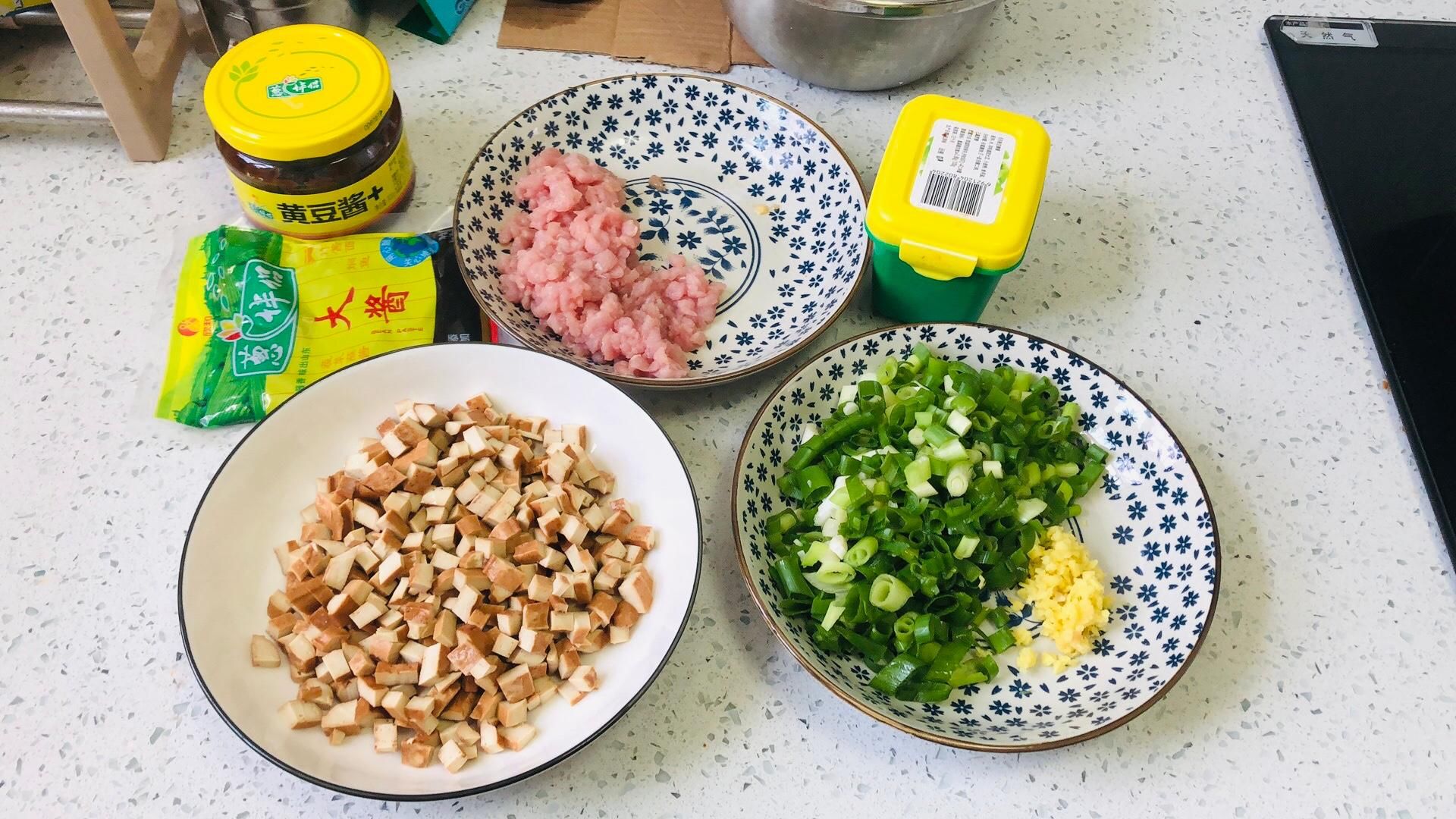 炸酱面|做炸酱面，豆瓣酱、甜面酱选哪个？很多人做错，难怪炸酱吃着不香