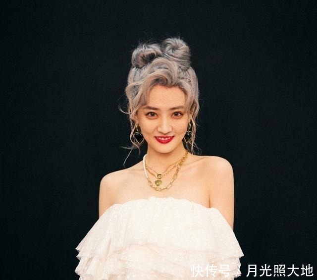 老人|徐璐化老人妆为妈妈应援,一头银发的俏皮小老太,美女老了也好看