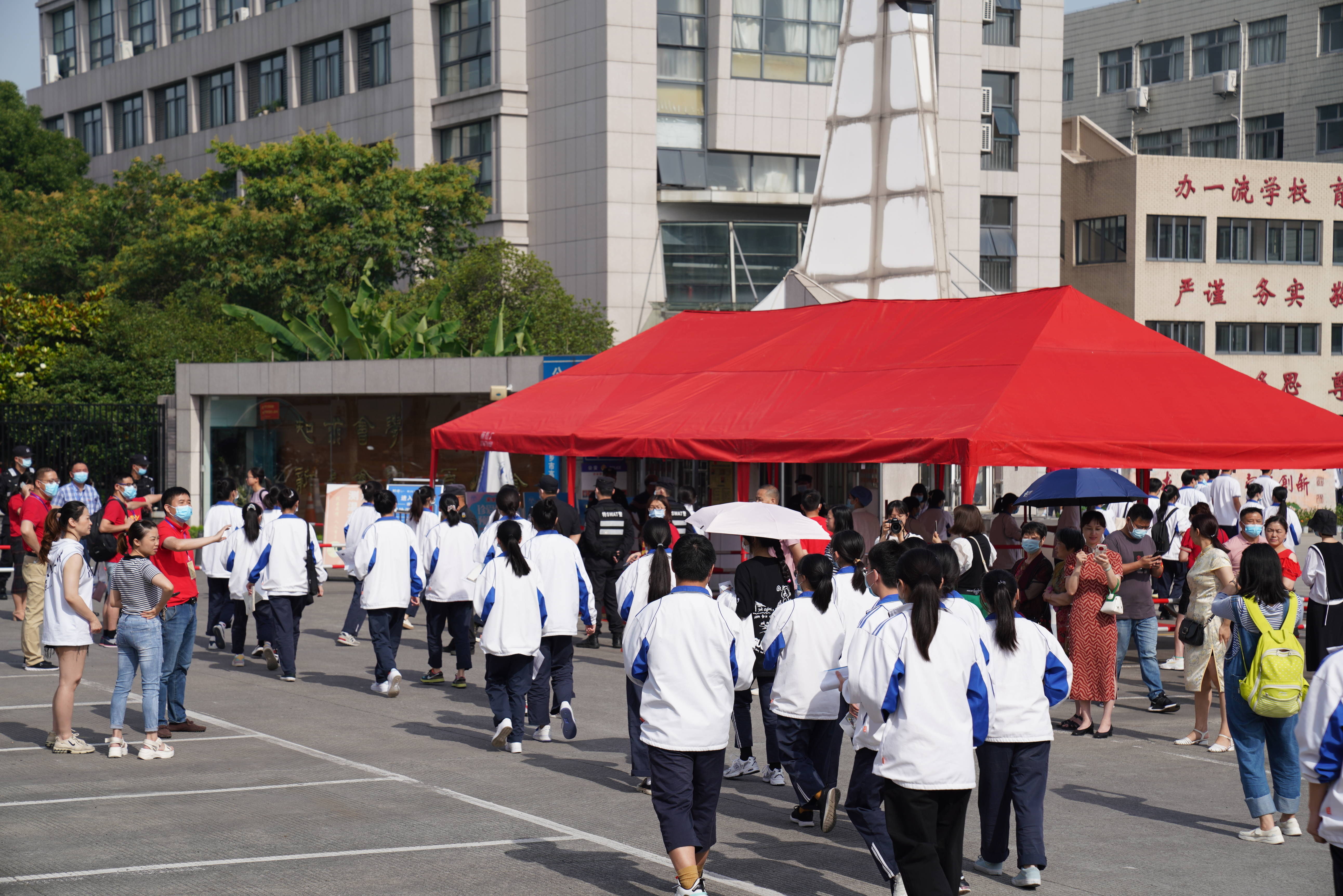 考点|直击高考首日现场，考场外也精彩！