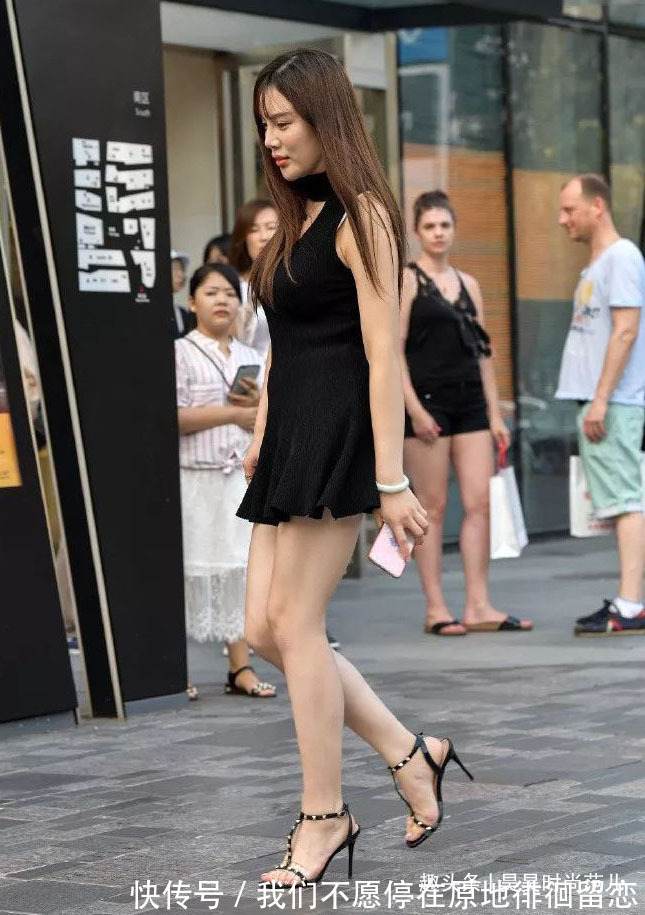 大方|气质女生就爱穿裙装，初秋一条挂脖无袖连衣裙搭配，大方知性优雅