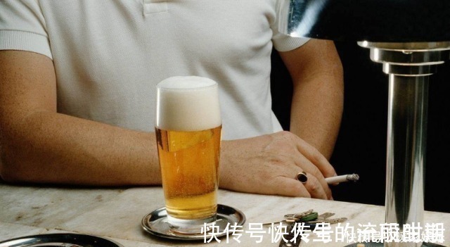 脸色发黑$爱喝酒之人,若酒后第二天出现3个表现,可能是肝脏提醒该戒酒了