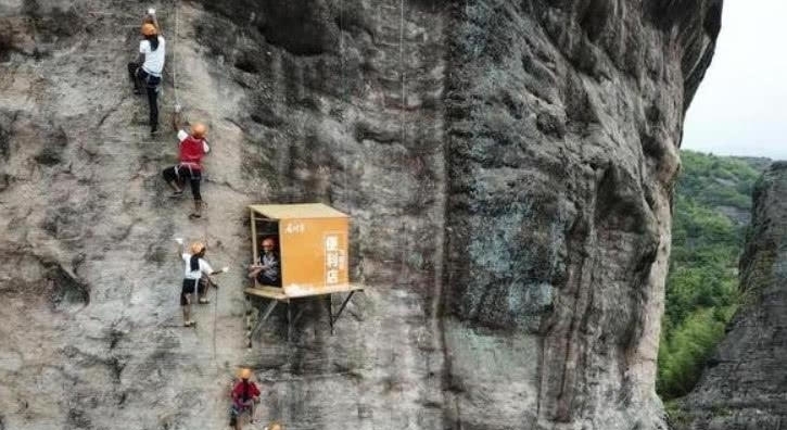 将便利店开到100多米高的悬崖峭壁上，一瓶水却只卖2块钱