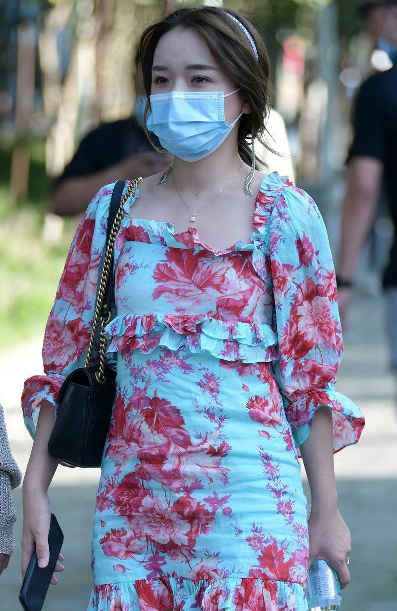 高跟鞋 印花连衣裙搭配铆钉凉拖鞋,这样穿清爽凉快又惹眼好看