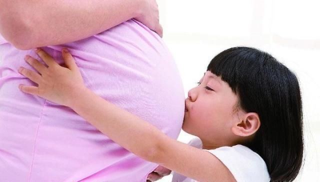 父母|大宝总是想抱刚出生的妹妹,妈妈无意间翻开襁褓,脸都白了