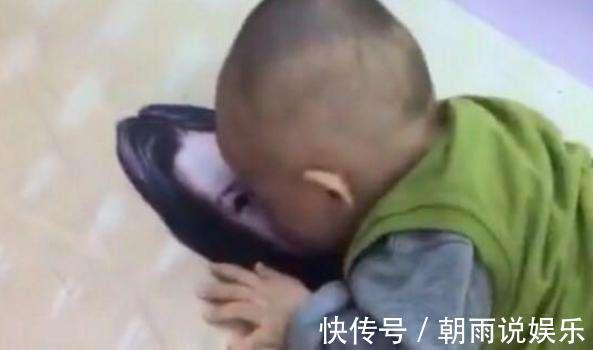 小张|爸爸带孩子去超市,一进去宝宝就趴地上了,周围人一看都笑喷了