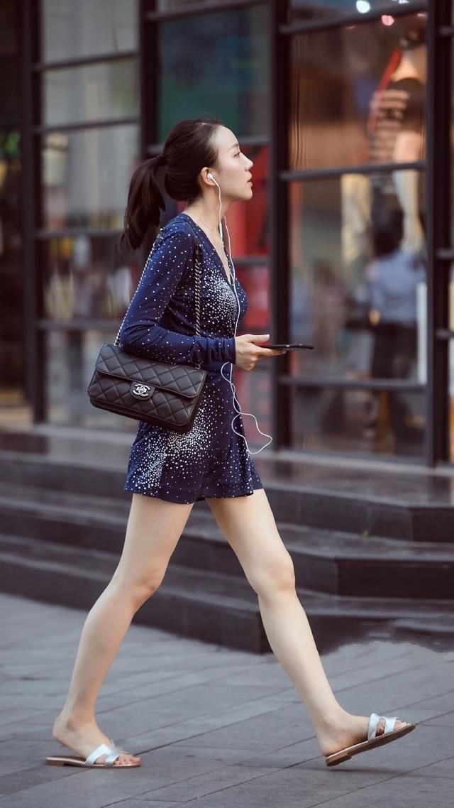 连衣裙很有青春活力的感觉，休闲又不失气质别有一番风味