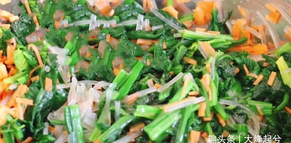 面团|菠菜最好吃的做法,不炒不凉拌,我家一周吃5次,上桌3斤不够吃