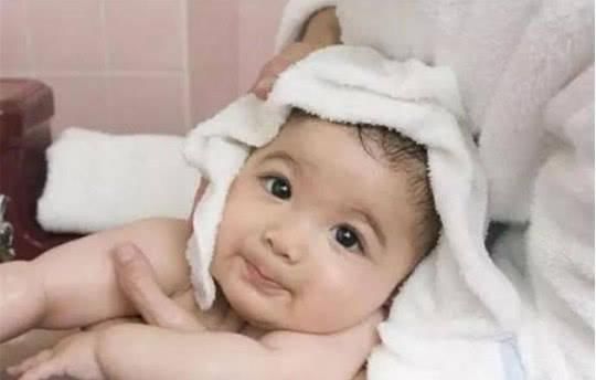 又一个1岁大的宝宝眼睛失明，年轻父母们都长点心吧！