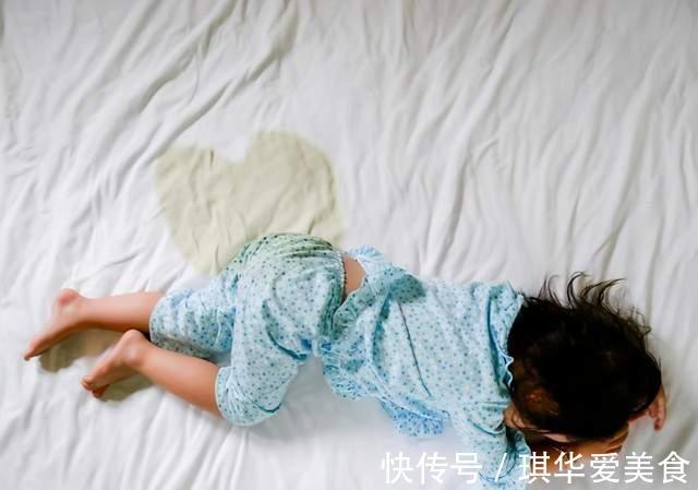 弊端|半夜把孩子叫醒尿尿，还是让孩子一觉睡到天亮，多数家长都做错了