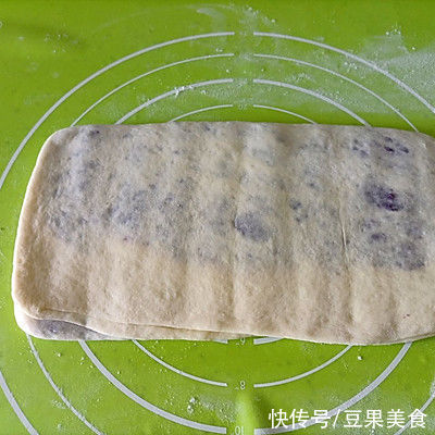 烤箱|#一口新年味，全家享佳味#紫薯大理石吐司间包