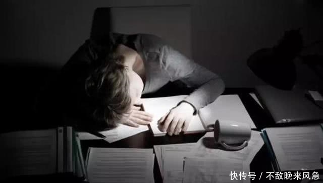 晚上睡觉时,身体一旦有这5种变化,说明你的血糖已“超标”!