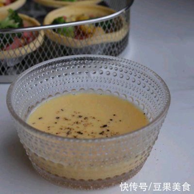 外酥里嫩|#安佳马苏里拉芝士挑战赛#杂蔬芝士咸蛋挞 | a43