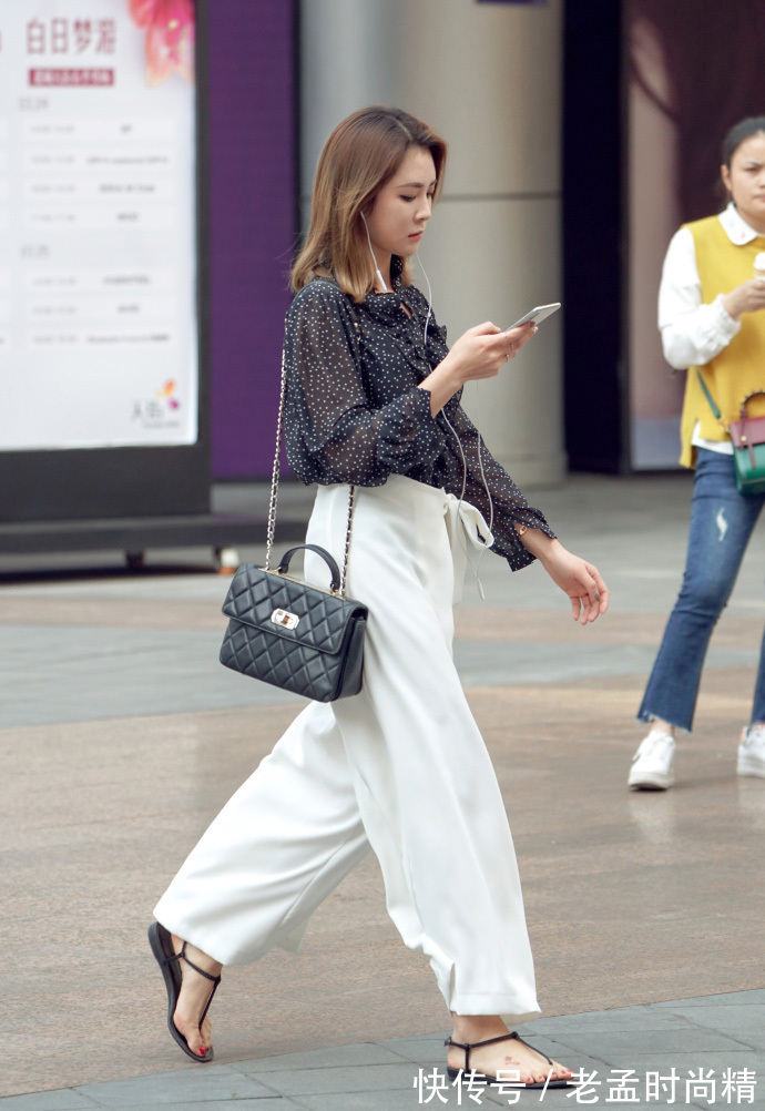 重庆|重庆街拍,撞色卫衣搭配牛仔裤,性感与时髦并存!