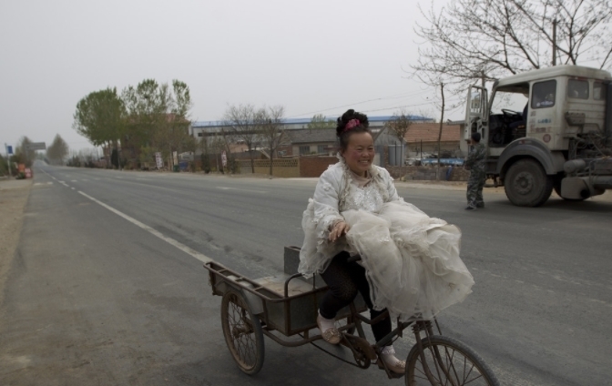 婚纱|“婚纱姐”走红,一年四季都穿婚纱过生活,有老公却没有“家”