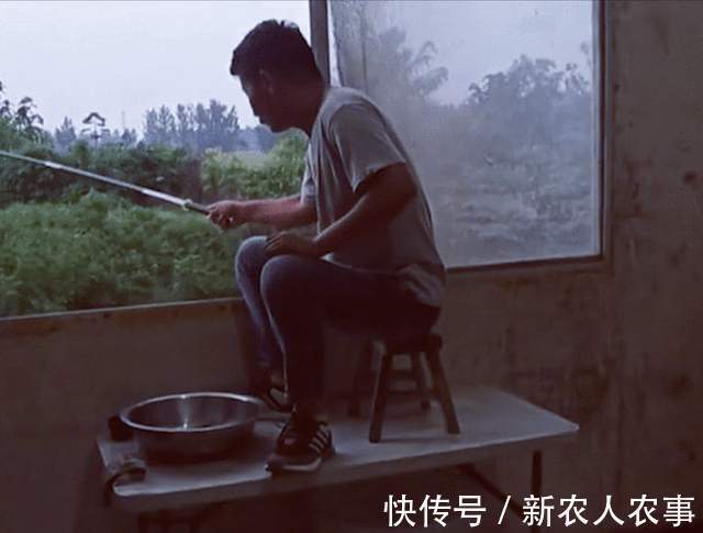 安徽一男子火了,直接坐在自己家的屋中钓鱼,网友:房子不卖吧?