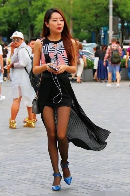 小姐姐一双裸色的尖头高跟鞋穿搭在脚上，温柔又充满的气质