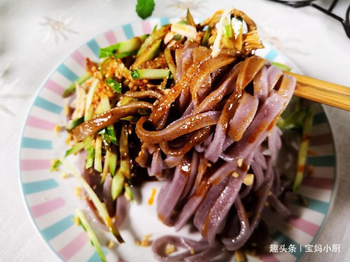 天热,一做凉面,老公就吃得不停筷,香喷喷开胃,好吃极了