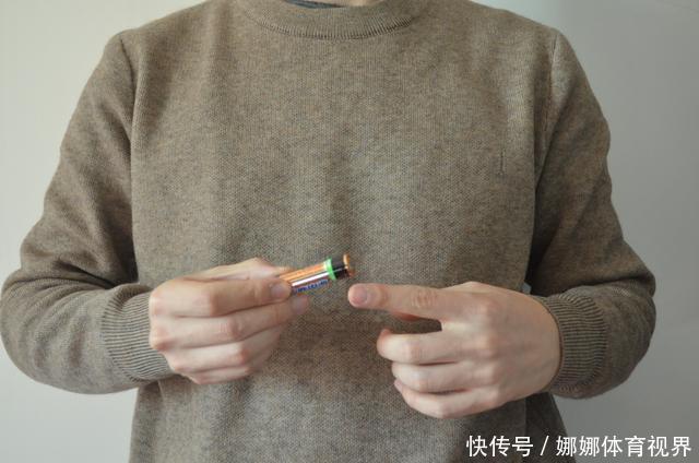 冬天出门时,记得带上一块旧电池,太实用了,解决了很多人的困扰