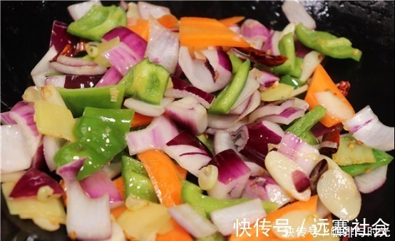 洋葱炒肉很多人第一步就错了,难怪不好吃,看饭店大厨不外传诀窍