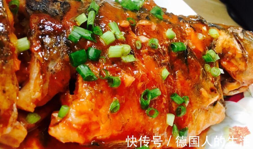 鲫鱼汤|“煎鱼时”别再往锅底撒盐了，大厨透露2招，煎鱼不破皮不粘锅