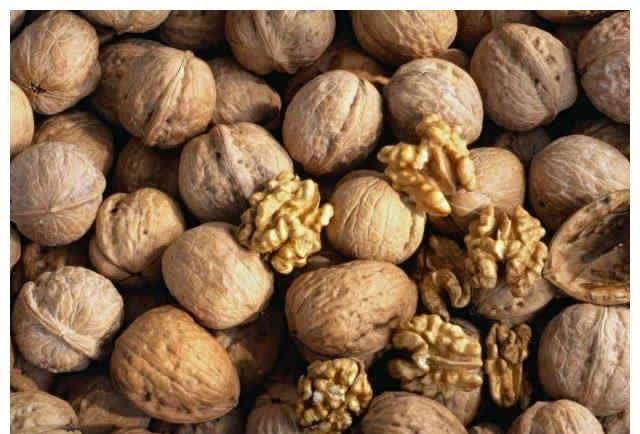 须发|核桃配一宝,肾体强失眠跑了,白发变黑发,男女老少皆可食用