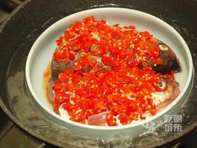 剁椒鱼头,我家出品的肯定不是正宗的湘菜,但味道也是杠杆的