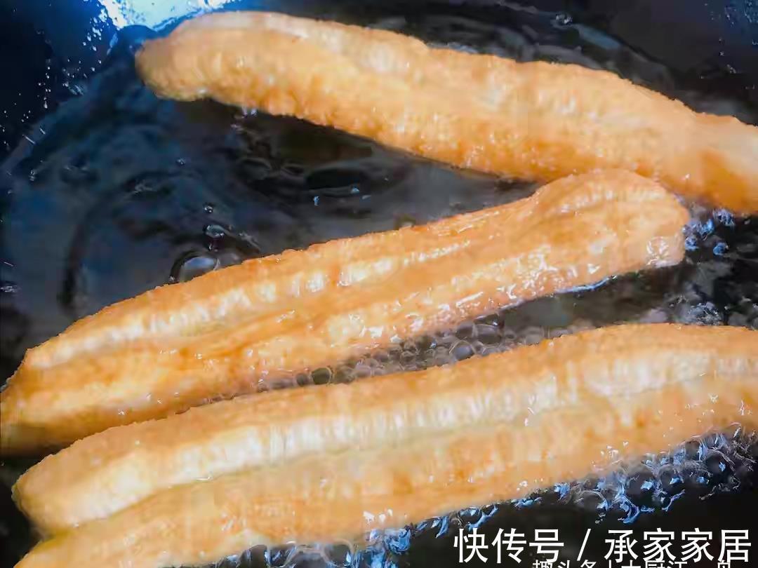 酥脆|炸油条用放酵母吗？教你正确做法，出锅金黄酥脆，凉了也不硬