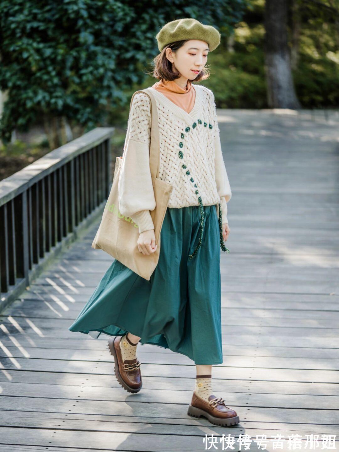 冬季 紧身裤过时了,这个冬季流行“毛衣+半身裙”,轻松穿出不俗气质